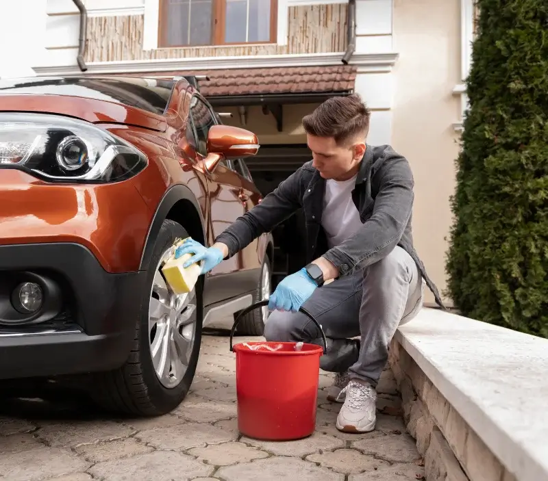 Lavage auto à domicile Saint-Alban-les-Eaux : professionnel intervenant sur un véhicule